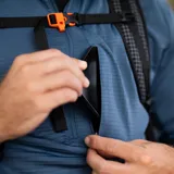 Canguro azul de polar con cierre parcial en el cuello y bolsillo en el pecho.