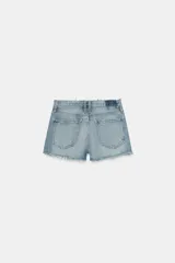 Short de denim tiro medio con trabillas, cinco bolsillos, diseño roto y bajo sin costuras. Cierre frontal con cremallera y botón metálico.