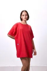 Vestido corto rojo de algodón, con corte oversized, mangas cortas y parche de la marca en el frente.