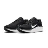 Championes de running Nike Air Winflo 11 color negro con detalles en blanco.