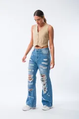 Chaleco color beige con escote en V y cierre frontal con tres botones.