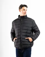 Campera de nylon capitoneada color negro, con cierre frontal, cuello alto y bolsillos laterales con cierre.