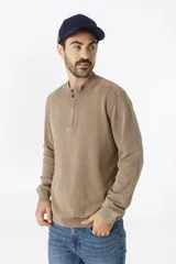 Sweater marrón con cuello mao abotonado y detalle de tejido en los hombros.