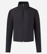 Campera deportiva negra con cuello alto, cierre frontal con cremallera y bolsillos laterales. Presenta un recorte en la espalda.