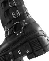 Bota de caña media de cuero negro con plataforma track y múltiples hebillas metálicas.