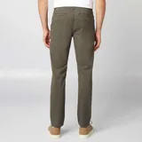 Pantalón tipo chino de corte slim, color verde oliva, con cierre de botón y cremallera, bolsillos laterales y traseros.