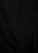 Vestido corto negro sin mangas, con escote en V cruzado, tirantes anchos y falda cruzada.