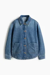 Campera camisera en denim rígido con cuello, cierre frontal de botones, puños abotonados, bolsillos de parche delanteros y dobladillo redondeado.