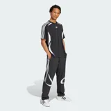 Remera Adidas Adicolor Teamgeist de ajuste holgado, color negro con detalles en blanco. Presenta cuello redondo, las icónicas tres tiras en las mangas y el logo del trébol en el pecho.