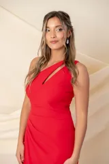 Vestido largo de fiesta color rojo, con un solo hombro, escote asimétrico con abertura y falda cruzada con abertura lateral. Confeccionado en tejido con spandex para un calce perfecto.
