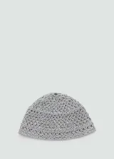 Gorro tipo beanie de crochet color plateado, con diseño calado.