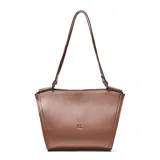 Cartera de hombro de cuero con diseño estructurado y base ancha. Presenta logo de la marca grabado en el frente y correas fijas.
