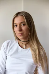 Gargantilla de tiento negro con doble vuelta al cuello y un dije de piedra natural en forma de gota con engarce metálico.