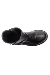 Bota de caña media confeccionada en cuero negro, con suela track dentada. Presenta un diseño con dos correas ajustables con hebillas metálicas y un detalle de argolla metálica en la parte inferior, además de cierre lateral.
