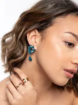 Aros colgantes color azul turquesa con diseño floral de cristales y dije colgante en forma de lágrima, montados sobre base metálica dorada.
