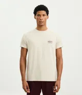 Remera de hombre con tecnología dry, cuello redondo y mangas cortas. Presenta un diseño minimalista con estampado lettering 1921 en el pecho y detalle de textura en los hombros.