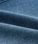 Pantalón de jean skinny azul con deshilachados, tiro alto y ajuste elástico en la cintura. Confeccionado en algodón BCI.