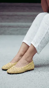 Chatita de cuero color off-white, con diseño calado en toda su superficie y punta redondeada.