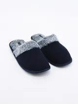 Pantuflas cerradas de color azul marino con interior de piel sintética gris.
