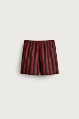 Short de baño confeccionado en tejido técnico con diseño de rayas verticales en tonos bordó y negro. Cuenta con cintura elástica ajustable con cordón, bolsillos laterales y bolsillo trasero con vivo.