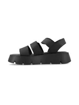 Sandalia Neva de cuero graneado color negro, con diseño chunky de tres tiras con hebillas metálicas plateadas, tira trasera y suela de poliuretano texturizada.
