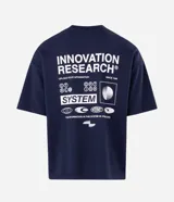 Remera de corte oversized color azul marino, con cuello redondo y mangas cortas. Presenta un estampado gráfico grande en la espalda con el texto 'Innovation Research' y diversos elementos visuales de estilo tecnológico.