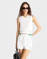 Short blanco con cintura elástica y ribete verde. Cuenta con bolsillos laterales y logo bordado en la pierna izquierda. Fabricado en poliéster COOLMAX.