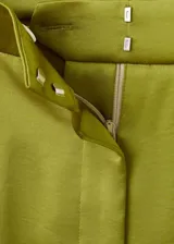Pantalón de tiro medio confeccionado en tejido satinado con diseño recto y largo. Cuenta con dos bolsillos laterales y cierre oculto de botón, gancho y cremallera.