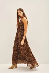 Vestido largo de gasa con lurex, estampado animal print de reptil en tonos marrones. Presenta escote en V con volados, tirantes finos y falda fluida.
