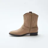 Botas cortas color beige con diseño estilo cowboy, correa con hebilla metálica y cierre lateral.