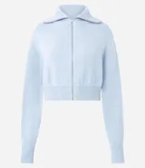 Campera cropped de tricot color blanco off-white, confeccionada en algodón con textura acanalada. Presenta cuello amplio con cierre metálico frontal, mangas largas con puños acanalados y cintura marcada con banda ancha.