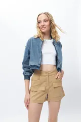 Short color beige de tiro alto y tela liviana con grandes bolsillos.