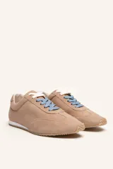 Zapatilla de gamuza color bordó con cordones bicolores, interior de cuero vacuno y suela de caucho blanca y beige.