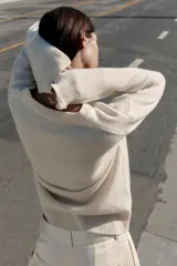 Jersey de punto liso con cuello redondo y manga larga, con acabados en rib en puños y ruedo.