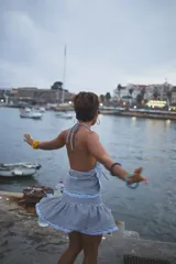 Minifalda blanca con volados y detalle de puntilla en el ruedo.