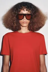 Camiseta de algodón con diseño de rayas horizontales, cuello redondo y manga corta.