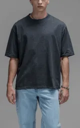 Remera oversized de algodón color gris oscuro melange, de corte relajado, mangas cortas y cuello redondo.