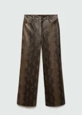 Pantalón de tiro medio con diseño recto y largo, confeccionado en material con efecto piel de serpiente. Cuenta con cierre delantero de cremallera y botón, trabillas para cinturón y bolsillos laterales.