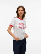 Remera blanca de manga corta con cuello redondo y ribetes rojos. Estampa frontal con la palabra "BROOKLYN" y "NEW YORK" en rojo.