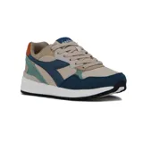 Championes Diadora modelo Vinfa estilo lifestyle, de color beige con detalles en azul, verde, naranja y blanco, confeccionados con malla y revestimientos de gamuza.