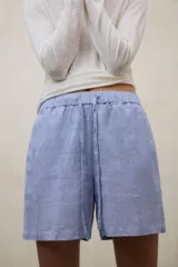Short de lino con diseño de rayas finas, cintura elástica con cordón ajustable y bolsillos laterales.