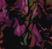 Remera de mangas largas con estampado floral en tonos violeta, verde y rojo.