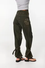 Jean baggy de tiro alto y pierna recta y ancha, color verde militar con efecto acid wash. Presenta bolsillos traseros grandes con costuras destacadas y un monograma bordado en el bolsillo izquierdo.