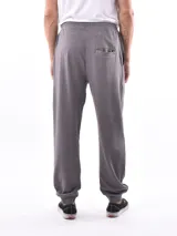 Pantalón deportivo negro, tipo jogging, con cordón ajustable en la cintura y puños elásticos en los tobillos.