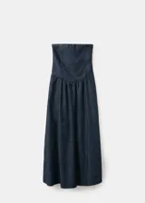 Vestido midi de denim azul oscuro, sin mangas, con escote palabra de honor y silueta envasé.