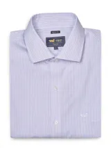 Camisa de manga larga RKF con diseño de rayas verticales finas en tonos pastel. Presenta cuello clásico, cierre frontal con botones y un bolsillo en el pecho con el logo de la marca bordado.