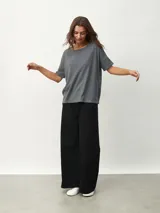 Remera de tejido tipo waffle, color gris oscuro, con cuello redondo y mangas cortas con dobladillo.