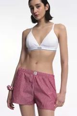 Short de popelina de algodón con estampado de rayas verticales rojas y blancas, cintura elástica y bolsillos laterales.