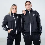 Campera deportiva unisex negra con cierre frontal, cuello alto y detalles de líneas blancas en mangas y cierre.