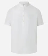 Camisa de manga corta confeccionada en mezcla de lino y algodón, con cuello tipo padre y cierre frontal parcial con botones.